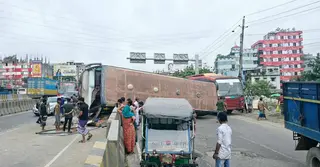 মহাসড়কের বিভাজনের উপরে উঠে গেলো বাস, আহত ৩ যাত্রী